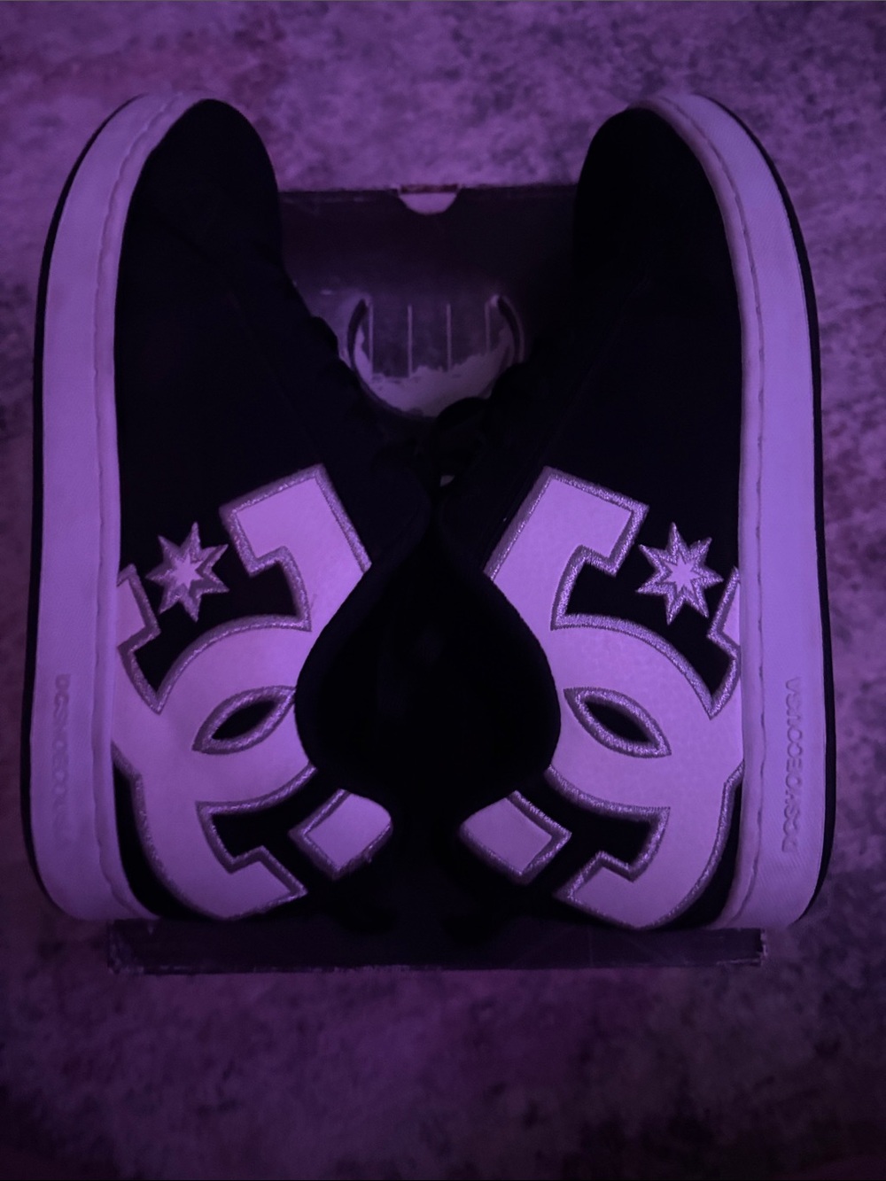 Women 10 court graffik DC black and white shoes with logo